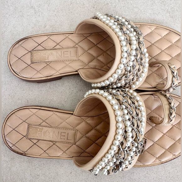 Chanel CC Logo Charm Lambskin Pearl Chain Flat Beige Sandals EU 39C Toe Ring - Picture 11 of 13